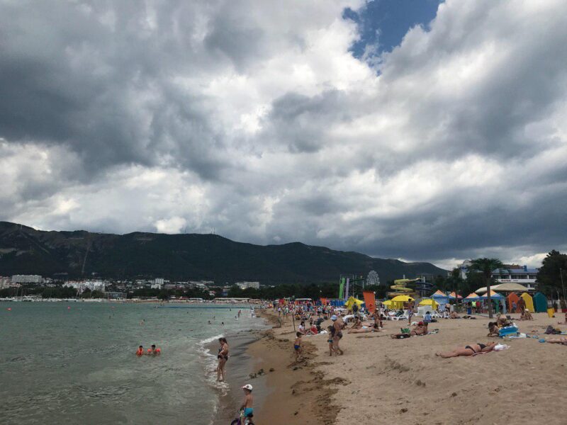 Отдыхающие на городском пляже