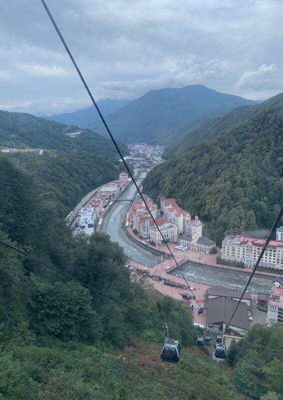 Вид на курорт «Роза Хутор» с канатной дороги
