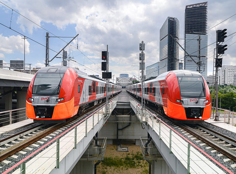 Встреча электропоездов ЭС2Г на эстакаде перед платформой Москва-Сити